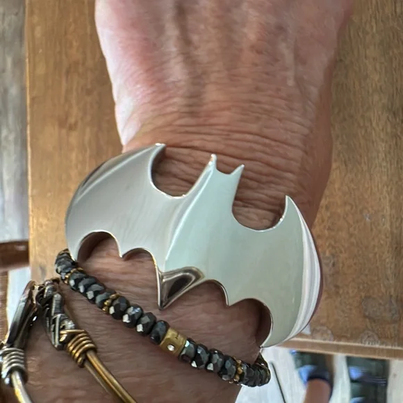 nOIr jewelry Batman silver tone rhodium plated cuff DC COMICS !! Collection - Picture 1 of 13